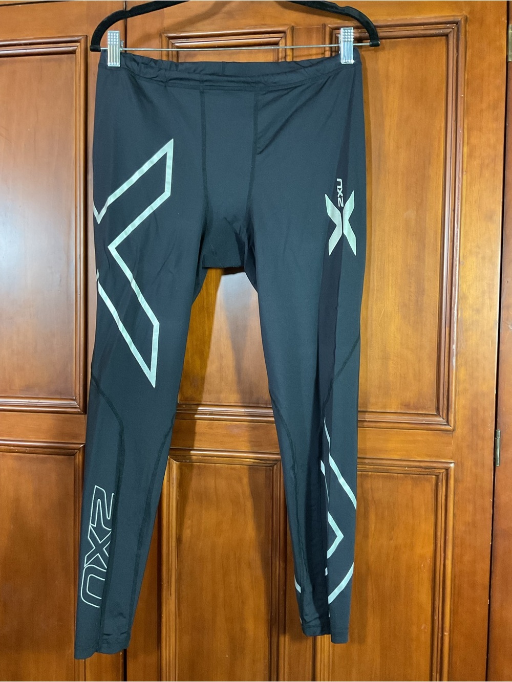 2XU Men’s Base Layer Leggings Size XL Black With Silver Writing Nylon Spandex Fo